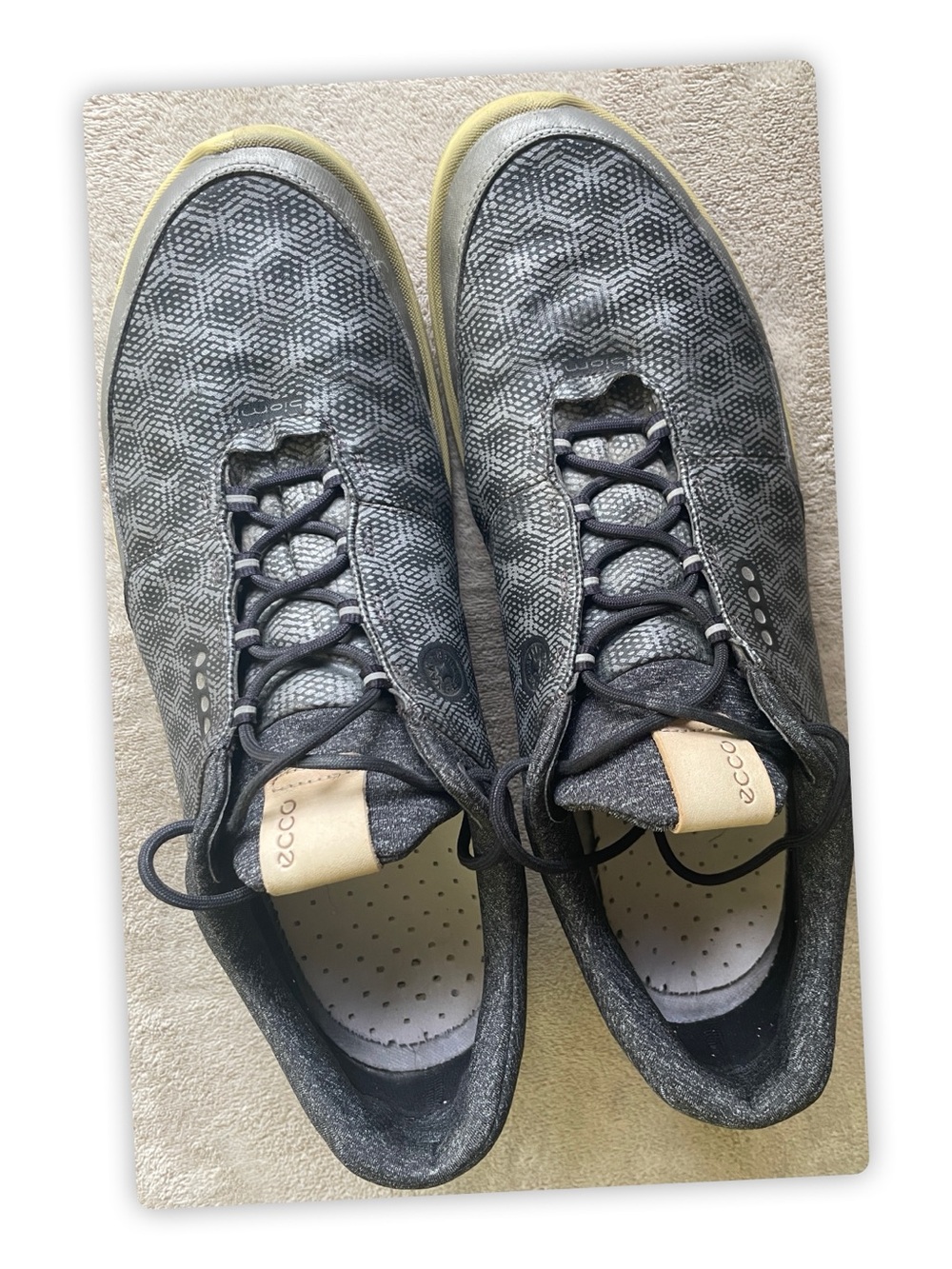 Ecco Men's Gray Textured Lace-Up Sneakers with Cream Tongue Tab